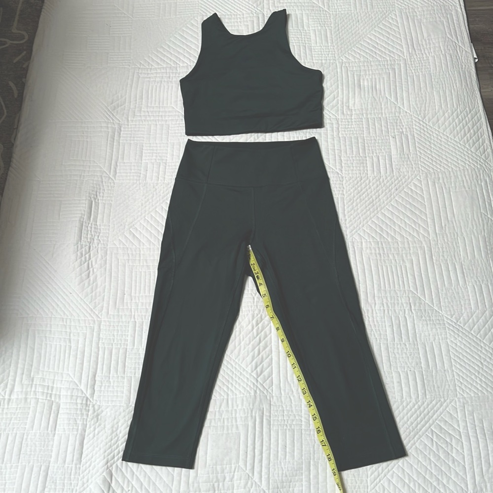 Girlfriend Collective Dylan sports bra and 19.5” leggings Moss small. EUC
